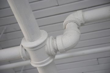 Beyaz PVC boru ve ek parça bağlantıları