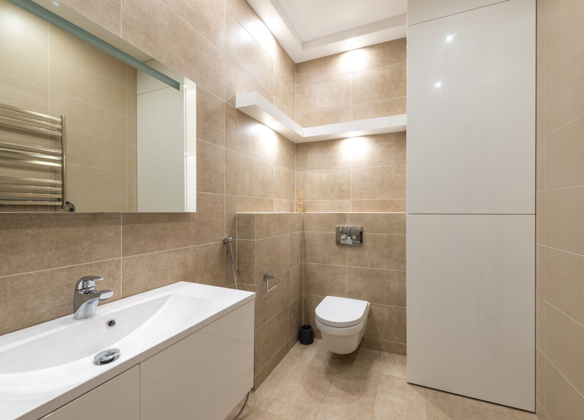 Modern banyoda lavabo ve klozet