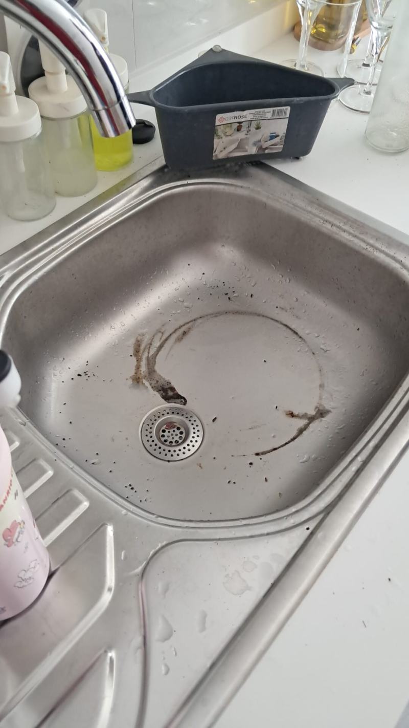 Mutfak evyesinin süzgeç çevresinde biriken yağ ve tortu