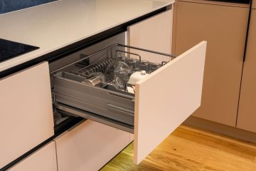 Mutfakta açık bulaşık makinesi sepeti