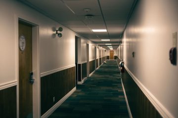 Otel koridorunda sıralı kapılar