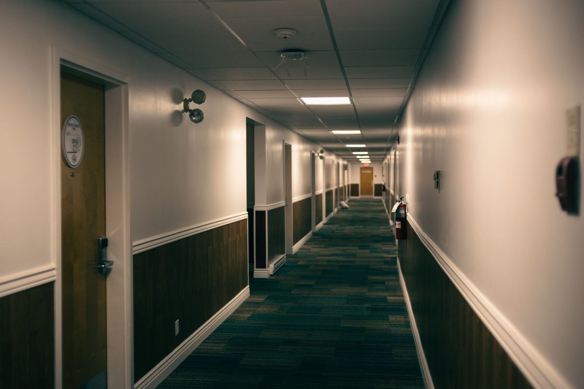 Otel koridorunda sıralı kapılar