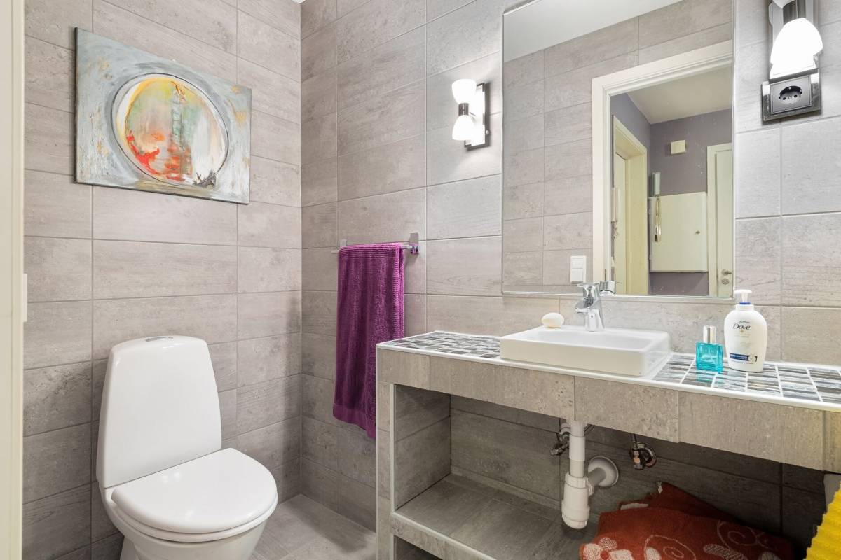 Klozet ve lavabosuyla banyo genel görünüm