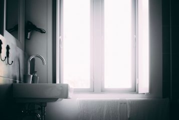 Pencere önünde lavabo