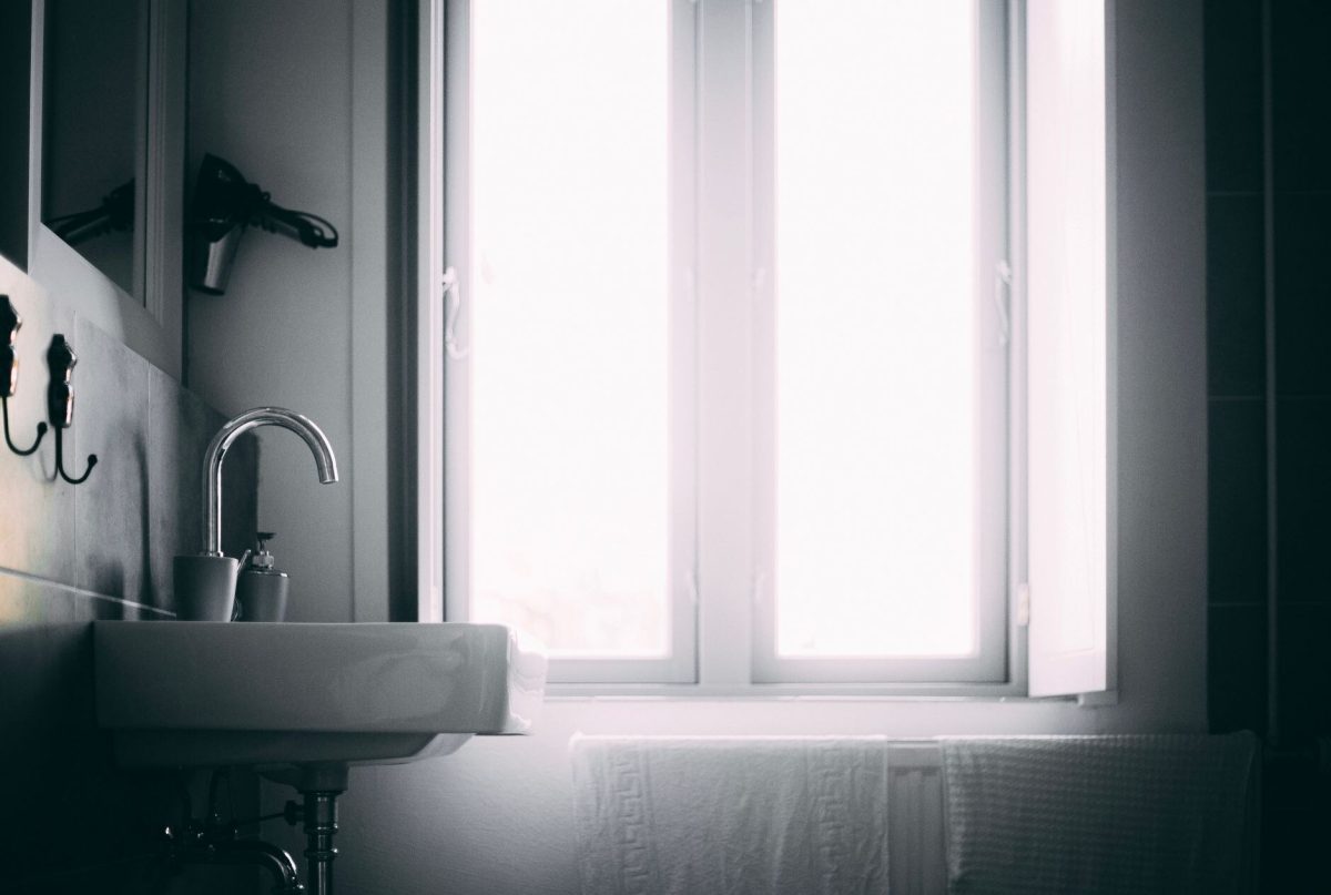 Pencere önünde lavabo