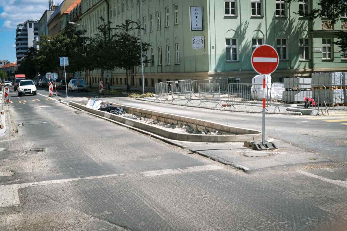 Refüjlü caddede bordür hattı