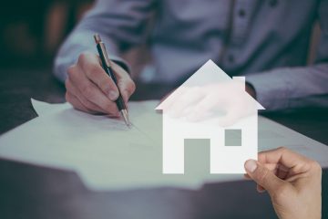 Ev maketi ve sözleşme imzalayan el — konut sigortası kavramı