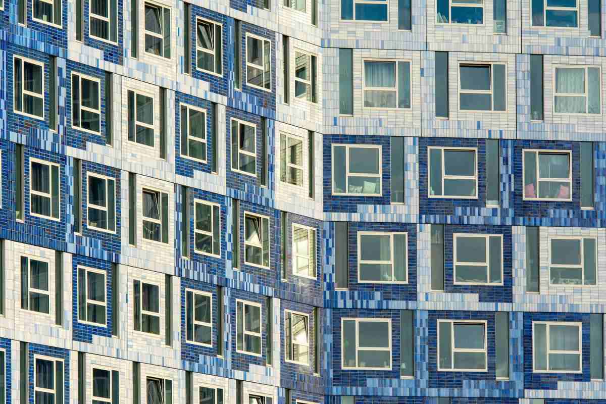 Yan yana renkli apartman cepheleri