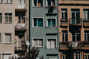 Renkli cepheli apartman blokları