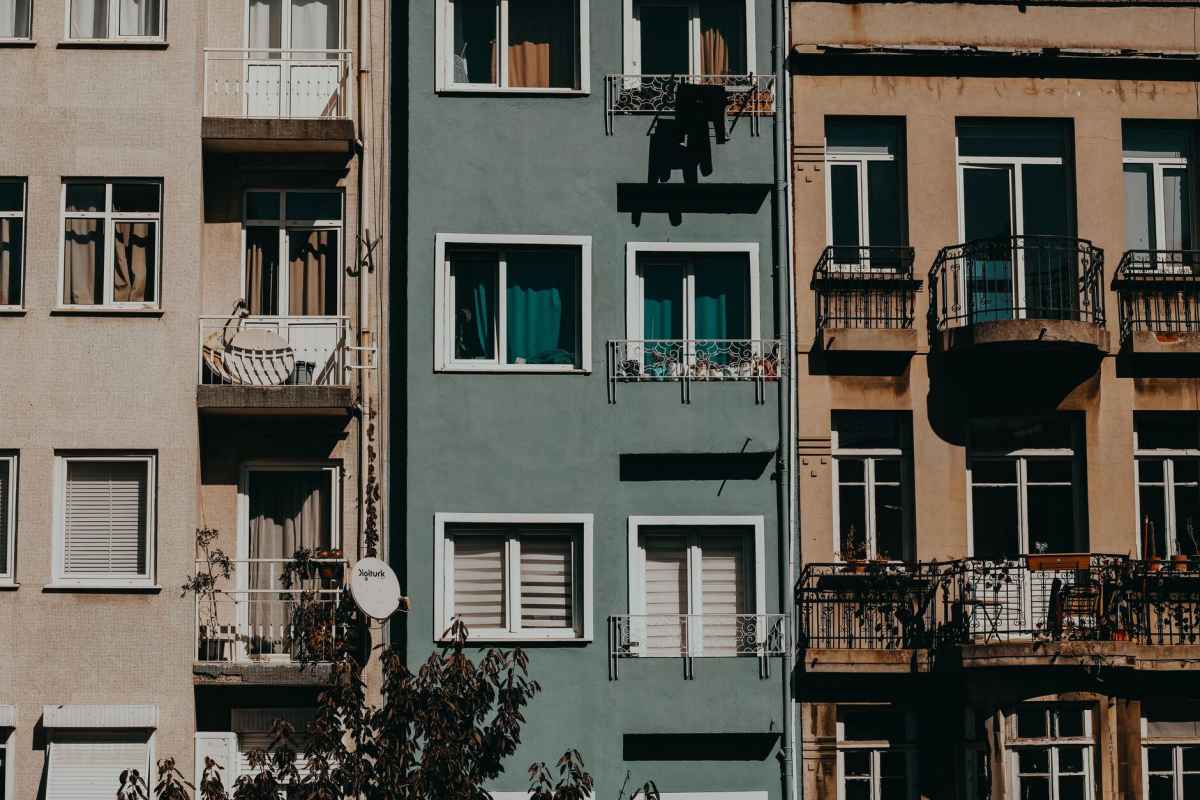 Renkli cepheli apartman blokları