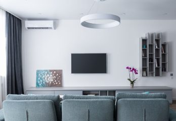 Salon duvarında klima ünitesi