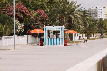 Tatil beldesinde boş sokak