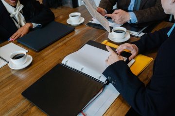 Toplantı masasında evraklar ve notlar