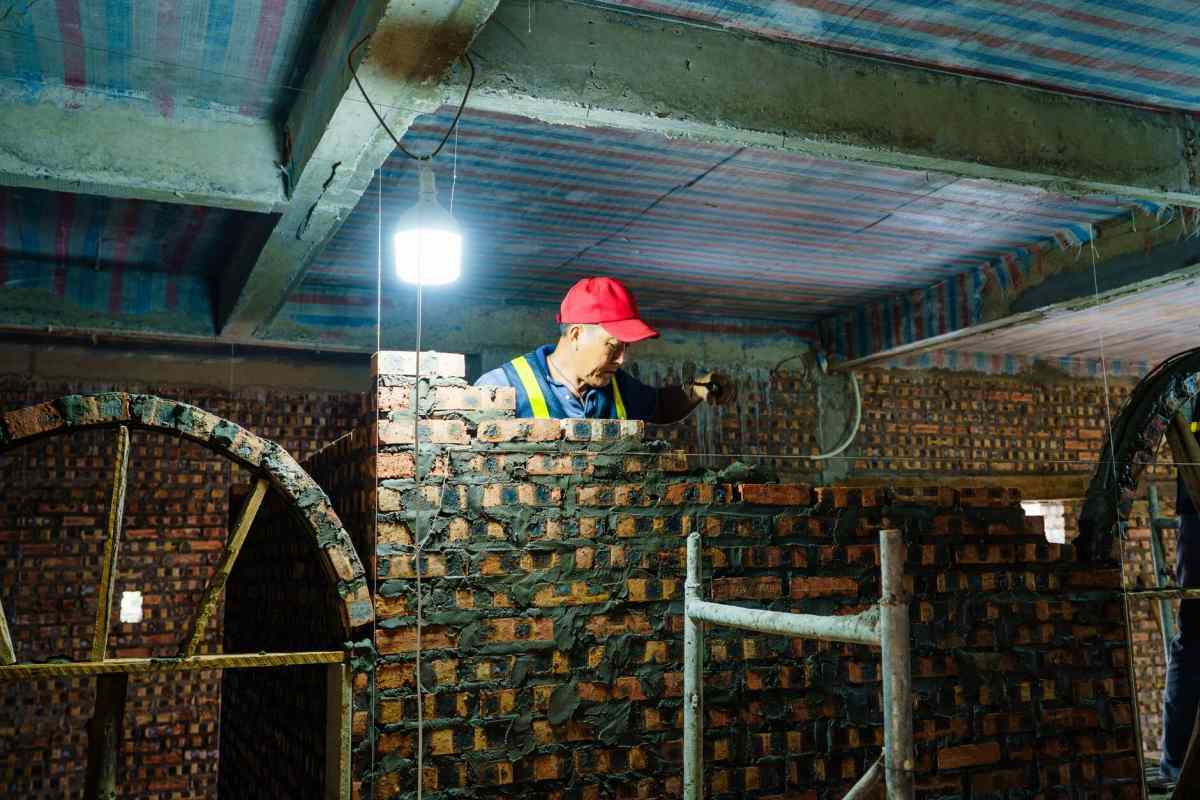 Tuğla yapıda ışık altında çalışan usta