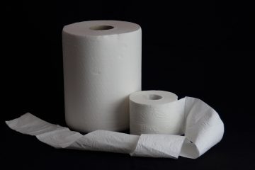 Üst üste tuvalet kâğıdı ruloları