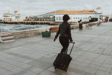 Valiziyle rıhtımda yürüyen yolcu